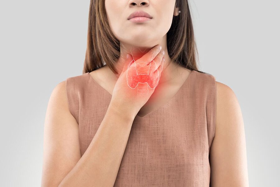 Woman touching neck indicating thyroid pain – thyroid treatment in Pune